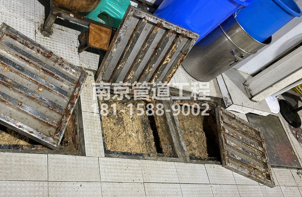 278六合城管中队食堂隔油池清理